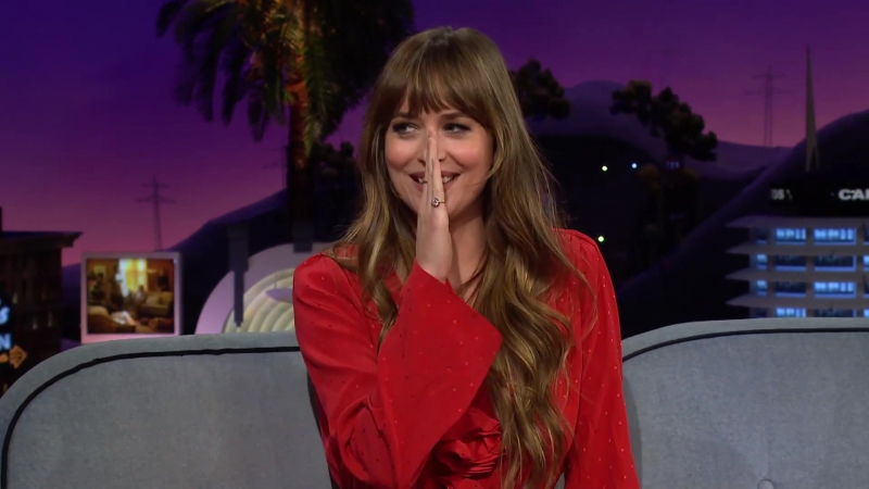 Dakota_Johnson_s_Mom_Has_to_Chill_w__the_Photos_320.jpg