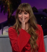 Dakota_Johnson_s_Mom_Has_to_Chill_w__the_Photos_320.jpg
