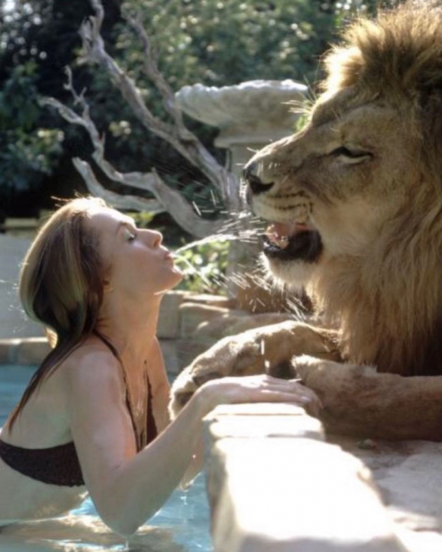 dakotajohnson_20211205_28.png